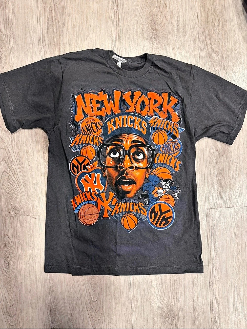 New York Knicks Graphic Tee Size Medium